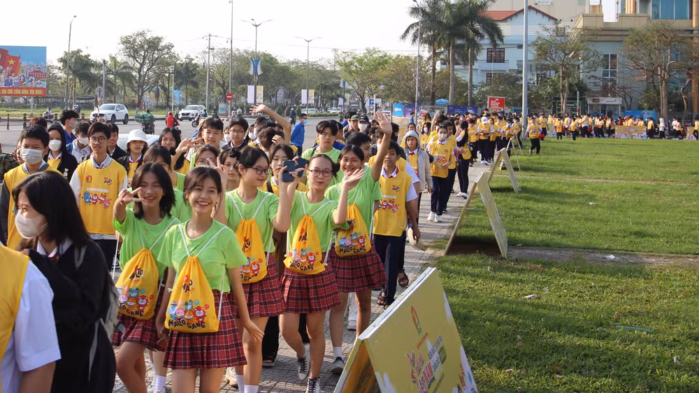 Học sinh đi bộ gây quỹ. 