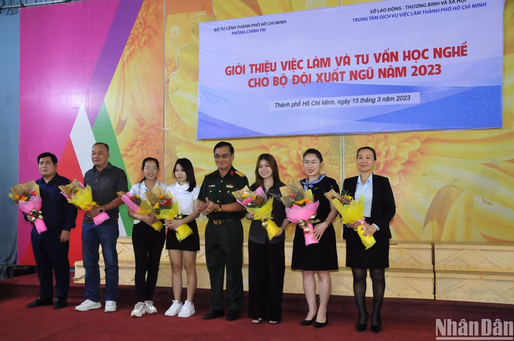 Đại tá Nguyễn Tuấn Bảo tặng quà cho các doanh nghiệp tham gia chương trình.