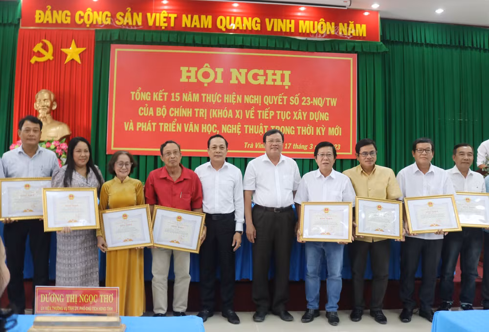 Các cá nhân có thành tích xuất sắc trong hoạt động văn học, nghệ thuật nhận Bằng khen của Ủy ban nhân dân tỉnh Trà Vinh.