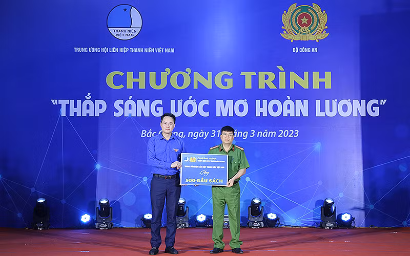 Phó Chủ tịch Hội Liên hiệp Thanh niên Việt Nam Nguyễn Kim Quy trao tượng trưng công trình tủ sách tặng đại diện Trại giam Ngọc Lý.