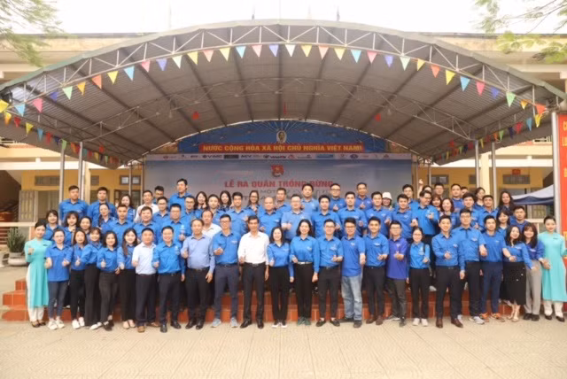 Các đại biểu chụp ảnh tại lễ phát động trồng rừng.