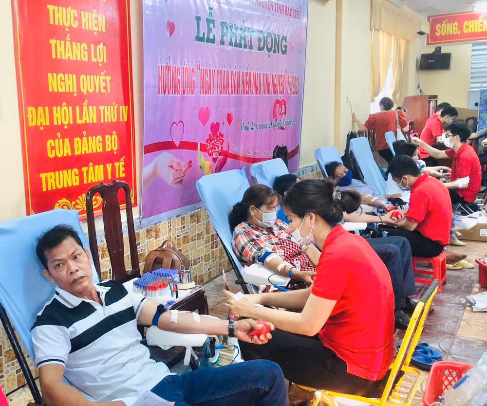 Nhiều cán bộ, công chức, viên chức và nhân dân Bạc Liêu hiến máu tình nguyện.