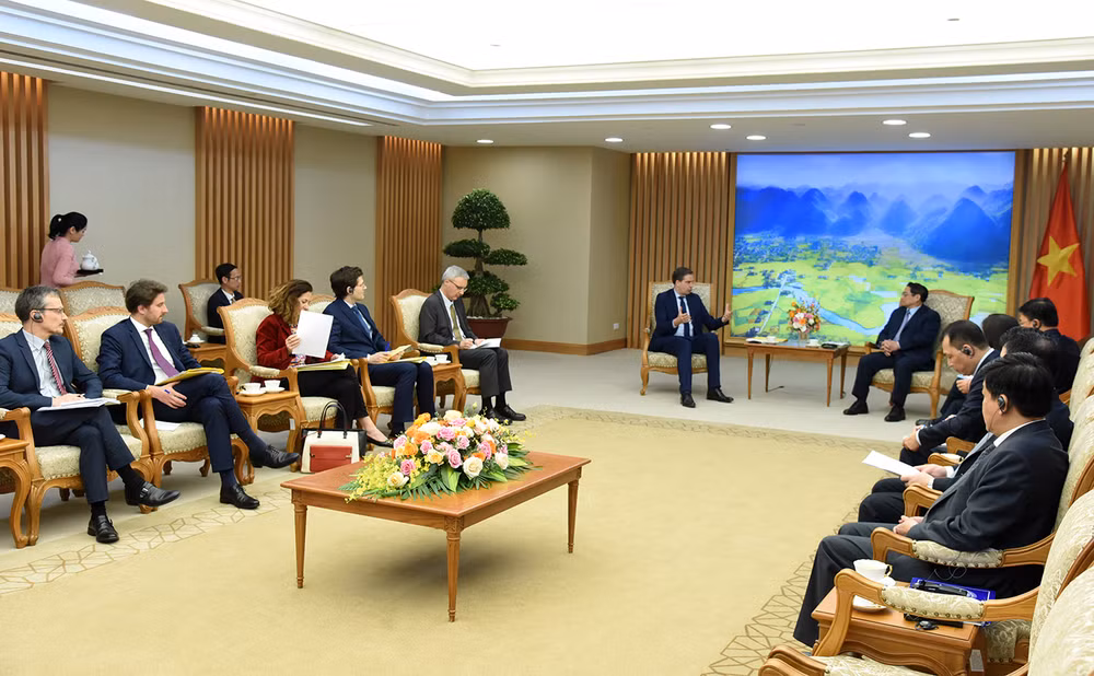 Hai bên cũng chia sẻ quan điểm về tình hình Biển Đông, trong đó nhấn mạnh tầm quan trọng của duy trì hòa bình, ổn định, an ninh, an toàn và tự do hàng hải, hàng không tại Biển Đông, giải quyết tranh chấp bằng biện pháp hòa bình trên cơ sở luật pháp quốc tế….