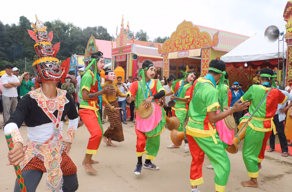 Múa trống Sa dăm là điệu múa dân gian độc đáo của đồng bào Khmer tỉnh Trà Vinh.