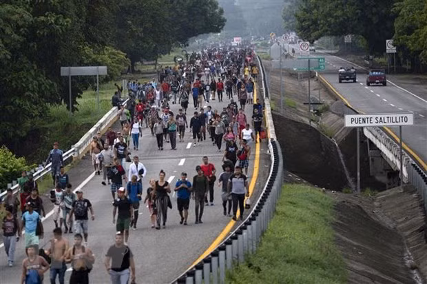 Người di cư di chuyển qua bang Chiapas (Mexico) hướng tới Mỹ ngày 9/6/2022. (Ảnh: AFP/TTXVN)