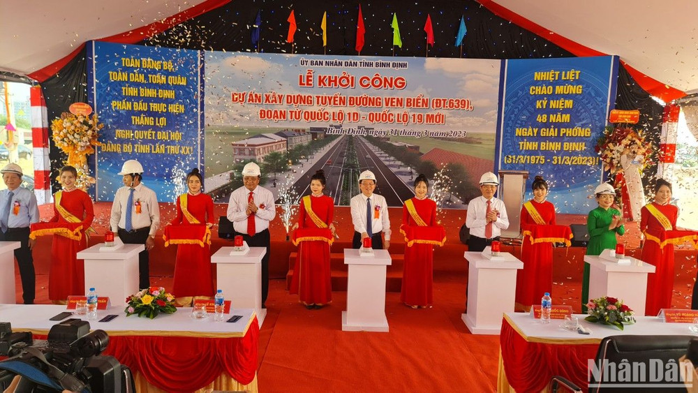 Các đại biểu nhấn nút khởi công dự án xây dựng tuyến đường ven biển (ĐT.639) đoạn từ Quốc lộ 1D đến Quốc lộ 19 mới.