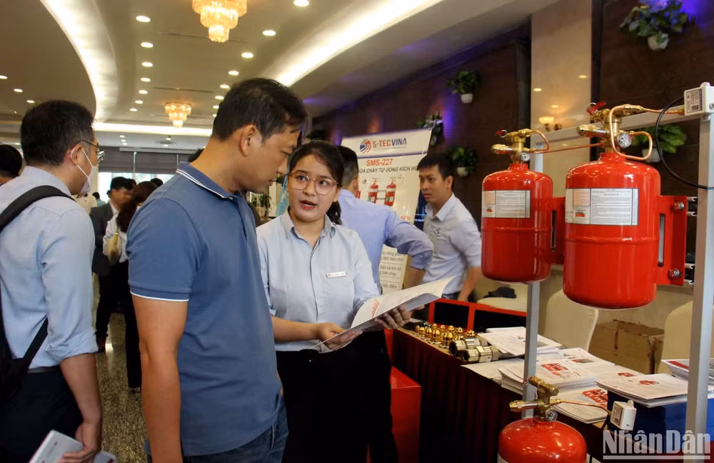 Các đại biểu dự hội thảo được giới thiệu các phương tiện phòng cháy, chữa cháy mới.