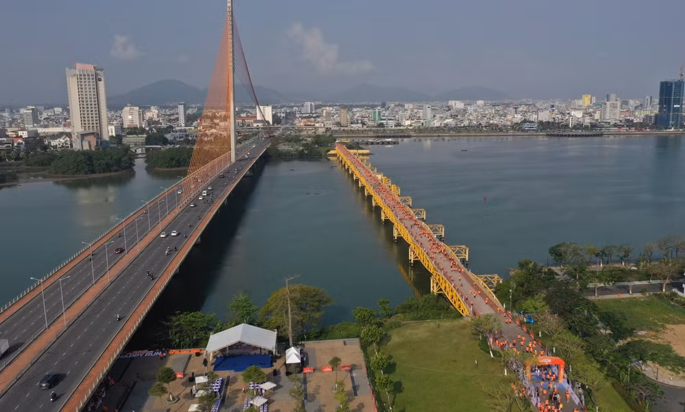 Giải chạy Happy Run diễn ra tại cầu Nguyễn Văn Trỗi, thành phố Đà Nẵng.