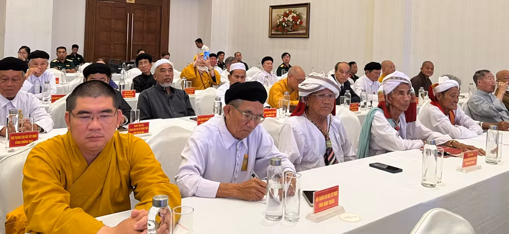 Đại biểu chức sắc các tôn giáo tham dự buổi gặp mặt.