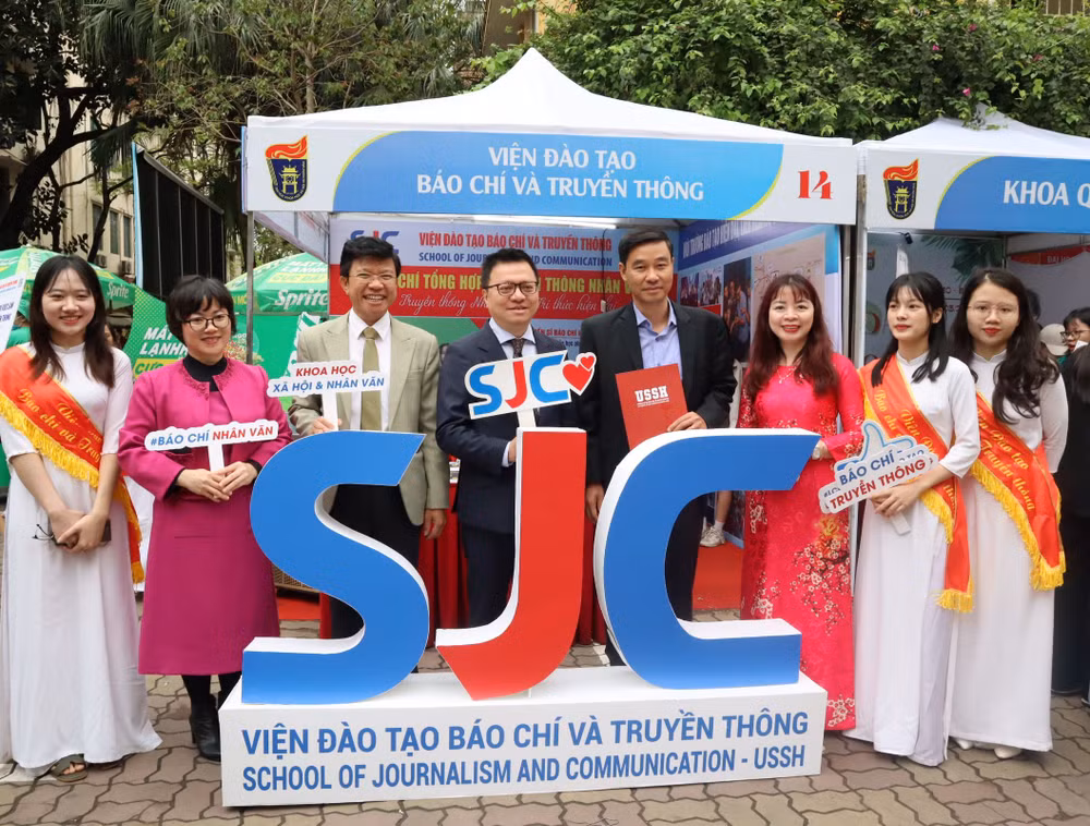 Các đại biểu tại gian hàng Viện đào tạo Báo chí và truyền thông.