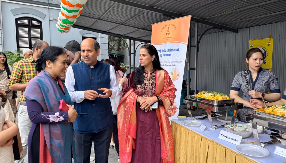Chủ tịch Liên hiệp các tổ chức hữu nghị Việt Nam Nguyễn Phương Nga cùng Đại sứ Ấn Độ Sadeep Arya tham quan các gian hàng ẩm thực.