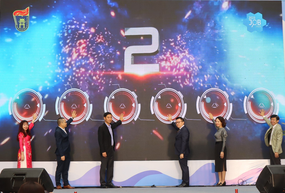 Các đại biểu ấn nút khai trương Cổng thông tin việc làm trực tuyến cho sinh viên.