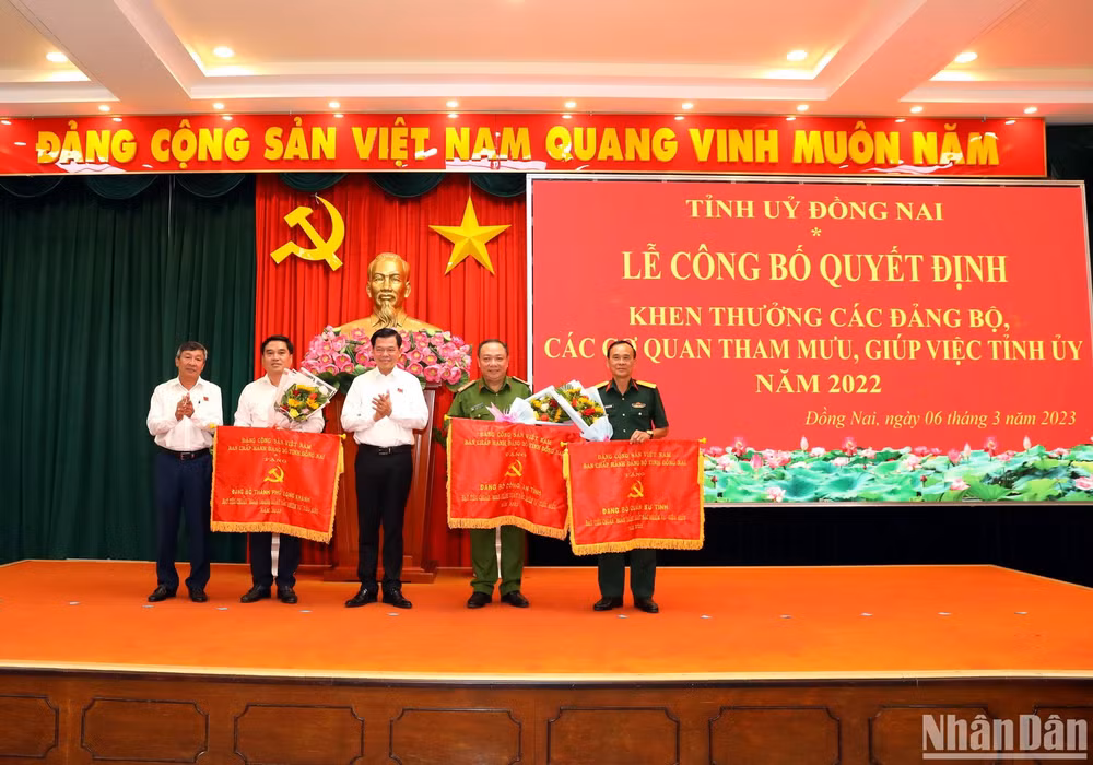 Bí thư Tỉnh ủy Nguyễn Hồng Lĩnh và Phó Bí thư Thường trực Tỉnh ủy Hồ Thanh Sơn trao danh hiệu đạt tiêu chuẩn hoàn thành xuất sắc nhiệm vụ tiêu biểu năm 2022 cho 3 Đảng bộ.