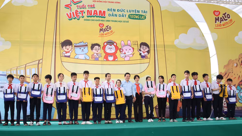 Trao học bổng cho các em thiếu nhi.