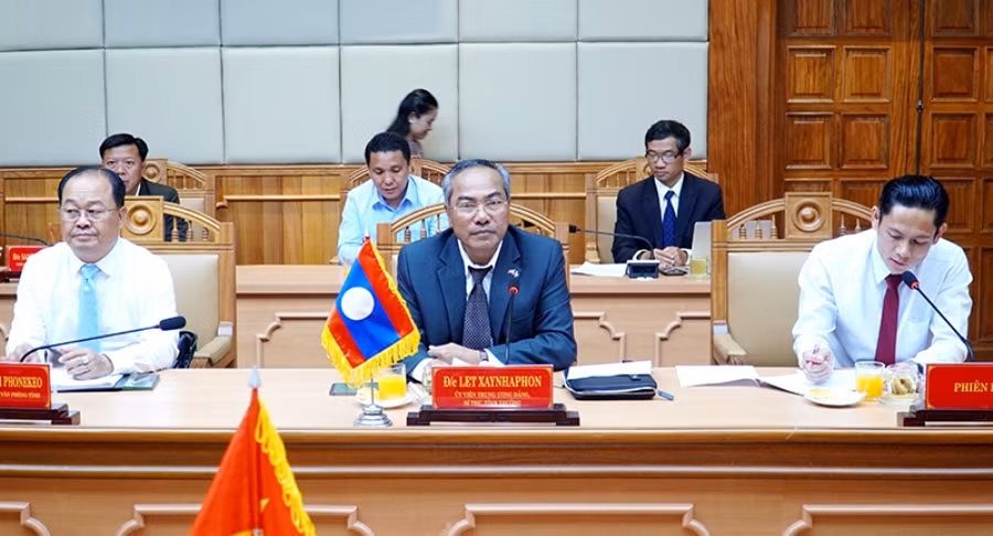 Bí thư, Tỉnh trưởng Attapu Let Xaynhaphon phát biểu tại buổi làm việc.