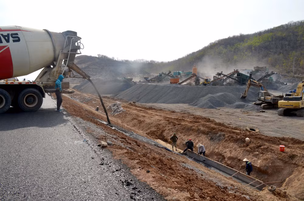Thi công mái ta-luy cao tốc đoạn Vĩnh Hảo-Phan Thiết, thuộc địa bàn xã Hồng Sơn, huyện Hàm Thuận Bắc, tỉnh Bình Thuận.