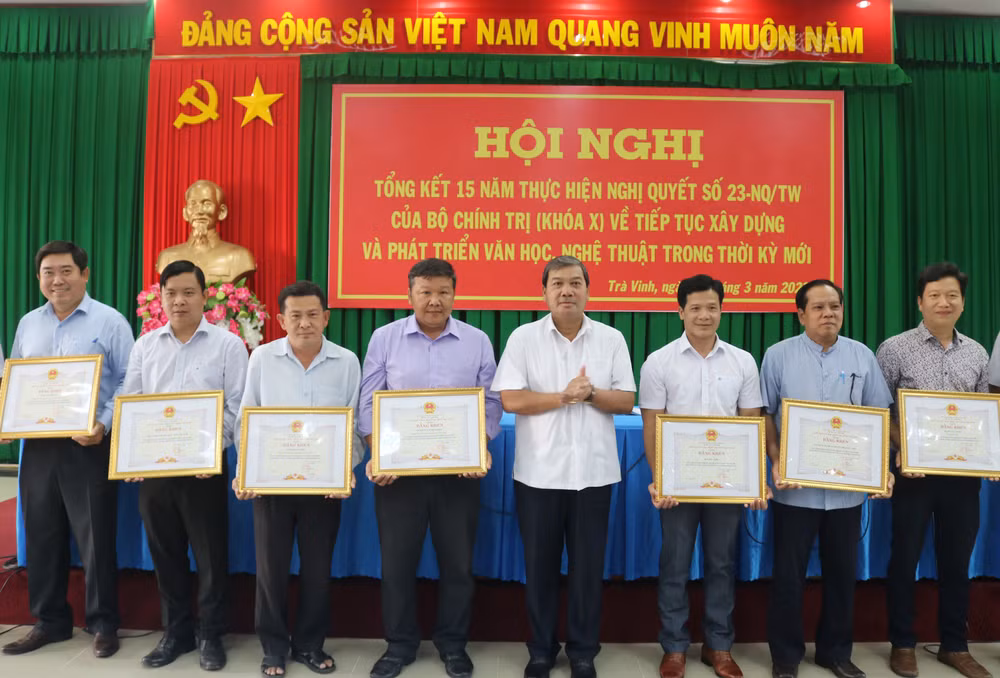 Đại diện các tập thể có thành tích xuất sắc trong hoạt động văn học, nghệ thuật nhận Bằng khen của Ủy ban nhân dân tỉnh Trà Vinh.