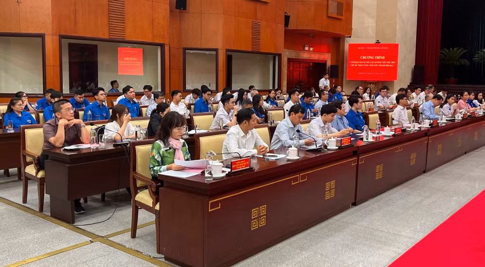 Các sinh viên, đại diện sở, ngành thành phố dự chương trình gặp gỡ.