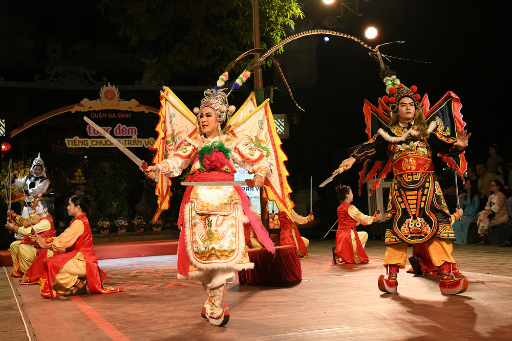 Những vở tuồng cổ tại đền Quán Thánh không chỉ đậm hơi thở truyền thống với lối hát, hóa trang, động tác hình thể đặc trưng, mà còn khắc họa sinh động hình tượng Quán Thánh - vị thánh biểu trưng cho chính trực, trung nghĩa và tinh thần trừ gian diệt ác. Những vở tuồng cổ tại đền Quán Thánh không chỉ đậm hơi thở truyền thống với lối hát, hóa trang, động tác hình thể đặc trưng, mà còn khắc họa sinh động hình tượng Quán Thánh - vị thánh biểu trưng cho chính trực, trung nghĩa và tinh thần trừ gian diệt ác.