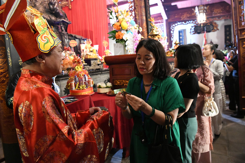 Sự kiện đánh dấu bước phát triển mới trong chiến lược phát triển du lịch văn hóa của quận Ba Đình, thể hiện sự đồng thuận và phối hợp chặt chẽ giữa các cấp chính quyền, Ban quản lý di tích và nhân dân Thủ đô. Bà Lê Thị Khanh khẳng định tour đêm không chỉ góp phần bảo tồn di sản mà còn tạo sức hút mạnh mẽ với du khách trong và ngoài nước, thúc đẩy phát triển kinh tế-xã hội địa phương. Sự kiện đánh dấu bước phát triển mới trong chiến lược phát triển du lịch văn hóa của quận Ba Đình, thể hiện sự đồng thuận và phối hợp chặt chẽ giữa các cấp chính quyền, Ban quản lý di tích và nhân dân Thủ đô. Bà Lê Thị Khanh khẳng định tour đêm không chỉ góp phần bảo tồn di sản mà còn tạo sức hút mạnh mẽ với du khách trong và ngoài nước, thúc đẩy phát triển kinh tế-xã hội địa phương.