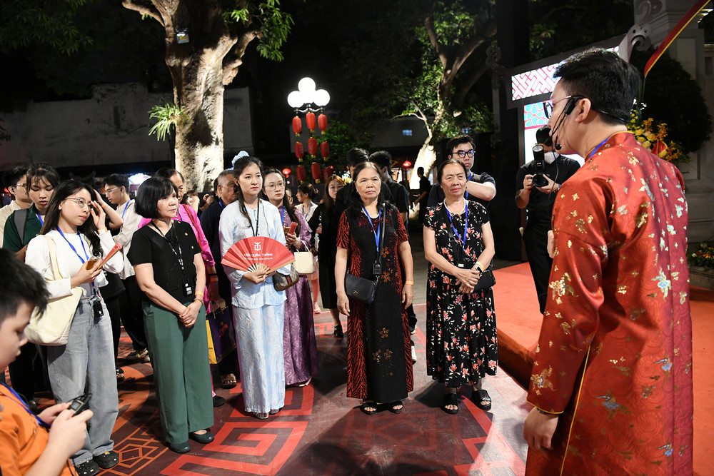 Nổi bật trong chuỗi hoạt động là phần giới thiệu và tham quan các bảo vật quý trong đền Quán Thánh, góp phần tạo nên không gian tín ngưỡng đậm đà bản sắc truyền thống, nơi vẻ đẹp tâm linh hòa quyện cùng giá trị văn hóa trong từng pho tượng, cổ vật, các đạo sắc phong cổ kính. Nổi bật trong chuỗi hoạt động là phần giới thiệu và tham quan các bảo vật quý trong đền Quán Thánh, góp phần tạo nên không gian tín ngưỡng đậm đà bản sắc truyền thống, nơi vẻ đẹp tâm linh hòa quyện cùng giá trị văn hóa trong từng pho tượng, cổ vật, các đạo sắc phong cổ kính.