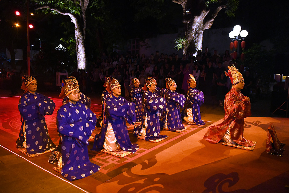 Trong không gian linh thiêng, nghi thức tế lễ diễn ra trang nghiêm, thấm đẫm tinh thần “uống nước nhớ nguồn”, tôn vinh vẻ đẹp bền bỉ của nghi lễ thờ tự truyền thống được giữ gìn qua bao thế hệ. Trong không gian linh thiêng, nghi thức tế lễ diễn ra trang nghiêm, thấm đẫm tinh thần “uống nước nhớ nguồn”, tôn vinh vẻ đẹp bền bỉ của nghi lễ thờ tự truyền thống được giữ gìn qua bao thế hệ.
