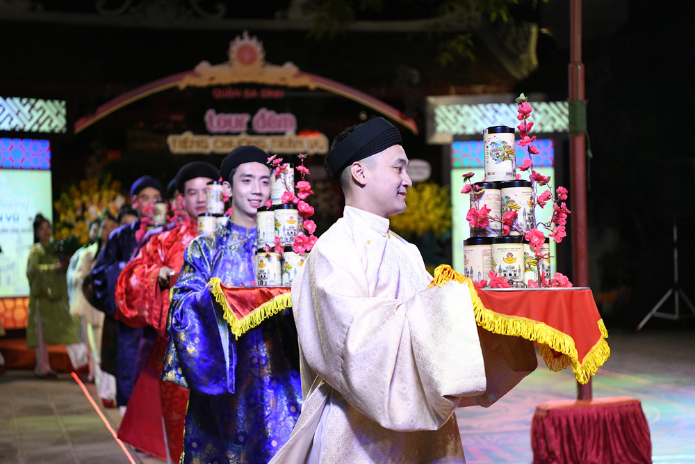 Màn trình diễn dâng lễ vật được tổ chức trang nghiêm, thành kính, thể hiện lòng tri ân sâu sắc của con dân đối với đức Thánh. Màn trình diễn dâng lễ vật được tổ chức trang nghiêm, thành kính, thể hiện lòng tri ân sâu sắc của con dân đối với đức Thánh.