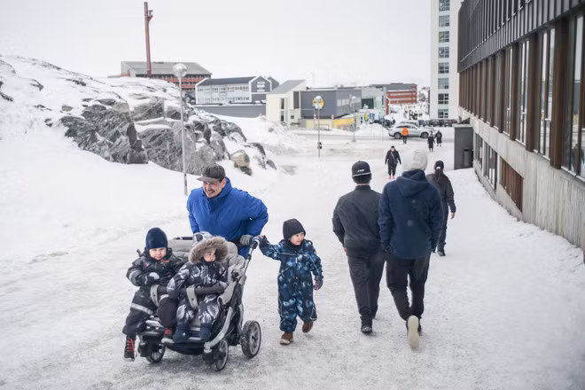 Người dân tại thành phố Nuuk, Greenland. (Ảnh: THX/TTXVN)