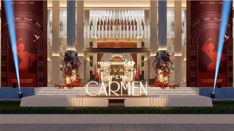 Khách mời bước vào “không gian Carmen” ngay từ sảnh nhà hát.