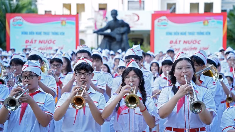 Thiếu nhi ở đầu cầu Thành phố Hồ Chí Minh đồng diễn trống kèn tại chương trình.