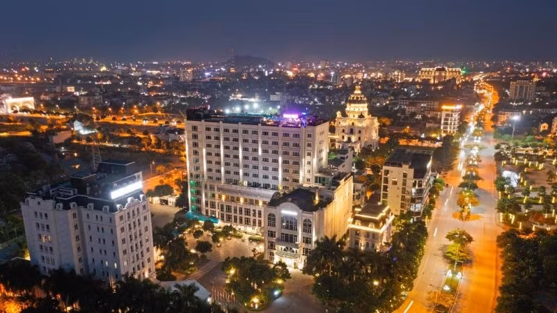 Thành phố Hoa Lư nhìn từ trên cao. (Ảnh: ANH ĐỆ)