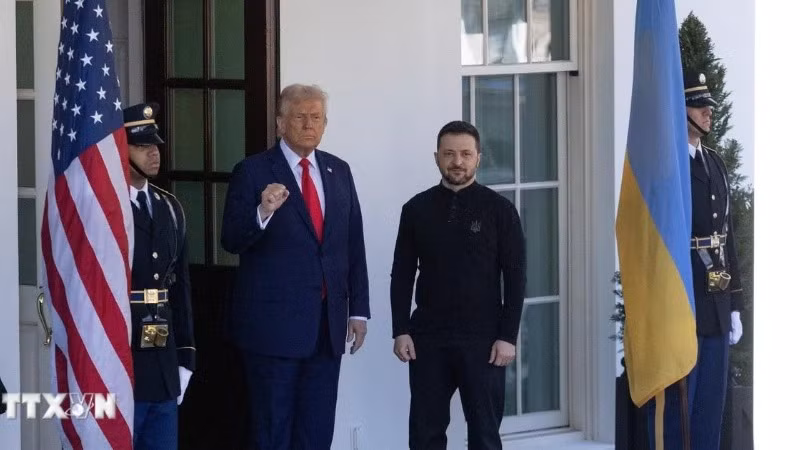 Tổng thống Mỹ Donald Trump (giữa) và Tổng thống Ukraine Volodymyr Zelensky tại cuộc gặp ở Nhà trắng, Washington, D.C., ngày 28/2. (Ảnh: THX/TTXVN)