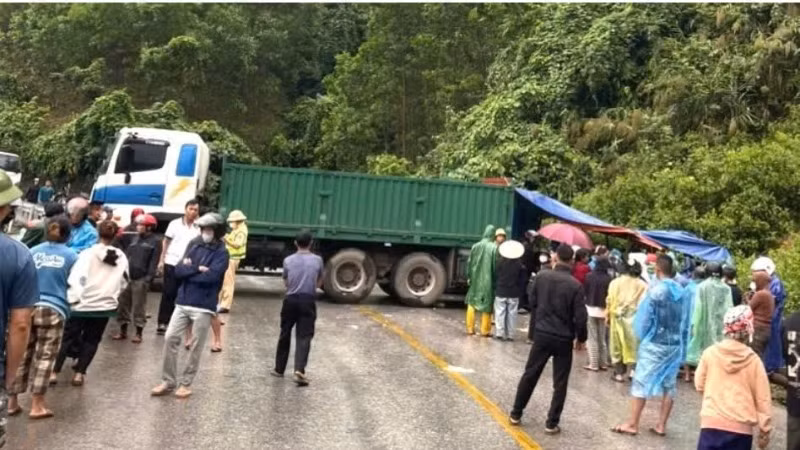 Hiện trường vụ tai nạn trưa nay tại huyện Minh Hóa, tỉnh Quảng Bình.