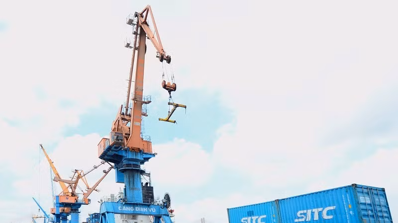 Bốc xếp container hàng hóa tại cảng Đình Vũ, thành phố Hải Phòng. (Ảnh TRẤN QUỐC)