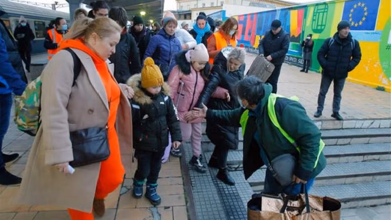 Người tị nạn từ Ukraine tới ga tàu hỏa ở Bucharest, Romania, ngày 7/3/2022. (Ảnh: THX/ TTXVN)