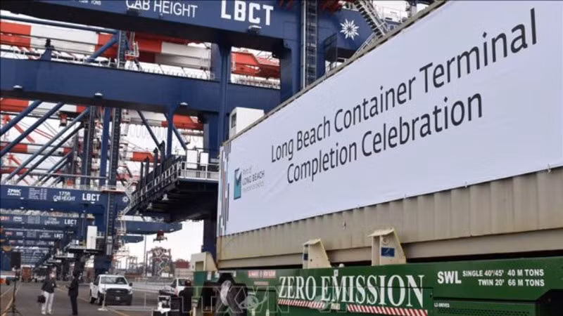 Quang cảnh cảng hàng hóa ở California, Mỹ. (Ảnh: THX/TTXVN)