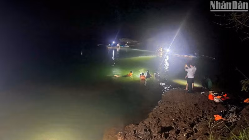 Lực lượng chức năng tổ chức tìm kiếm hai nạn nhân đuối nước ở sông Bé.