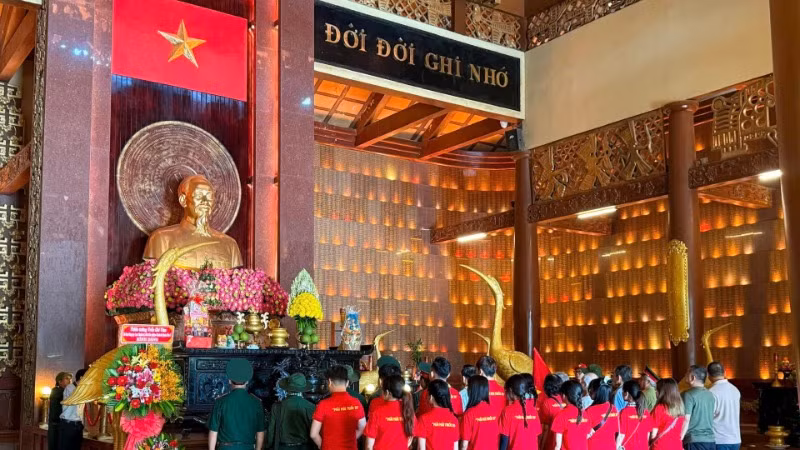 Cán bộ, chiến sĩ và nhân dân dâng hương tưởng niệm các Anh hùng liệt sĩ tại Đền tưởng niệm Liệt sĩ Bến Dược.