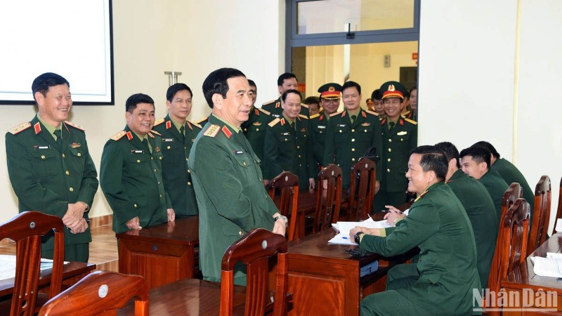Đại tướng Phan Văn Giang thăm lớp học tại Học viện Lục quân.