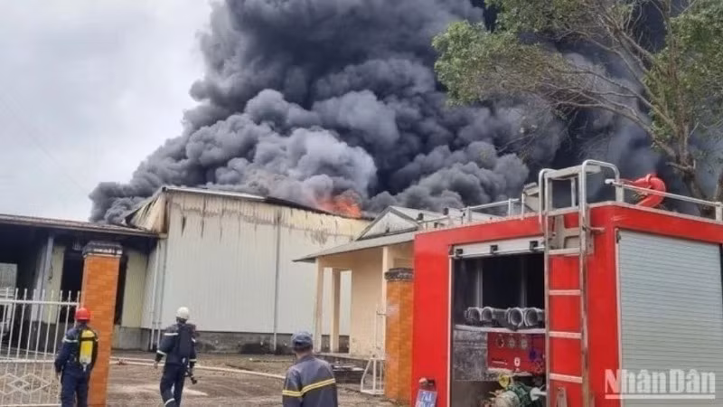 Lực lượng cứu hoả tiếp cận hiện trường vụ cháy.