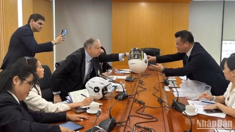 Ông Lê Kim Thành, Phó Chủ tịch chuyên trách Ủy ban An toàn giao thông quốc gia và ông Jean Todt, Đặc phái viên của Tổng Thư ký Liên hợp quốc về an toàn giao thông đường bộ trao đổi ý kiến về quy định bắt buộc đội mũ bảo hiểm đạt chuẩn đối với người đi xe máy.