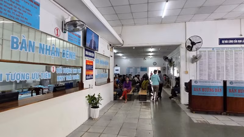 Người bệnh đến khám, chữa bệnh tại Bệnh viện Ung bướu thành phố Cần Thơ.