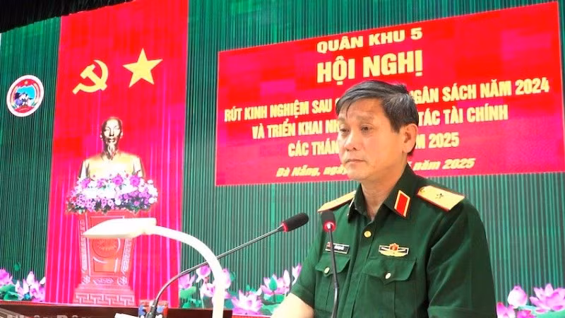 Thiếu tướng Lê Ngọc Hải - Tư lệnh Quân khu 5 phát biểu chỉ đạo tại hội nghị. (Ảnh: ĐÌNH TĂNG).