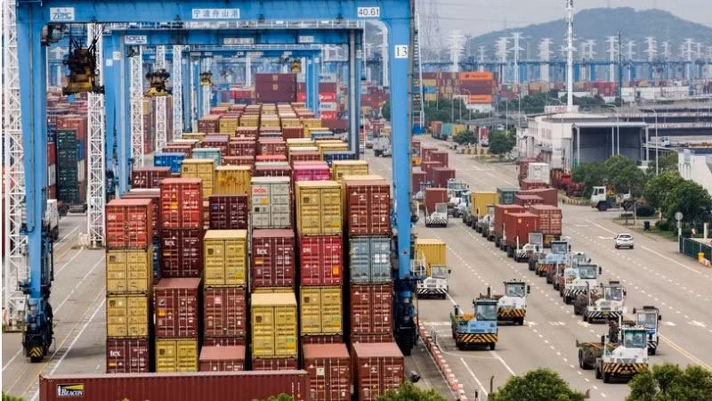 Quang cảnh cảng hàng hóa tại tỉnh Chiết Giang, Trung Quốc. (Nguồn: THX/TTXVN)