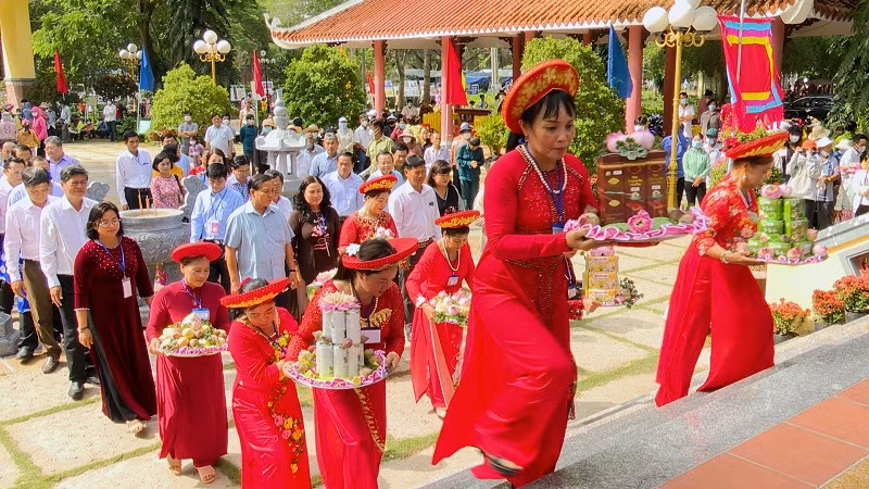 Nghi thức dâng hương tại Lễ hội Vía Bà Chúa xứ Gò Tháp năm 2024. Nghi thức dâng hương tại Lễ hội Vía Bà Chúa xứ Gò Tháp năm 2024.