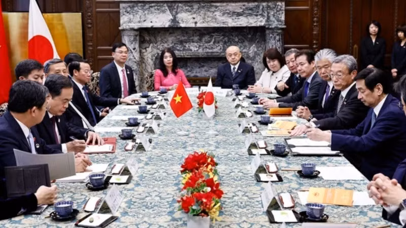 Chủ tịch Quốc hội Trần Thanh Mẫn và Chủ tịch Thượng viện Nhật Bản Sekiguchi Masakazu ký thoả thuận hợp tác. (Ảnh: Doãn Tấn/TTXVN)