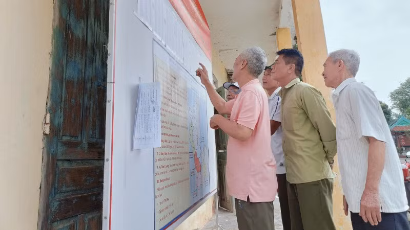 Cử tri xã Thanh Lương xem danh sách cử tri lấy ý kiến sắp xếp đơn vị hành chính cấp xã giai đoạn 2023-2025.