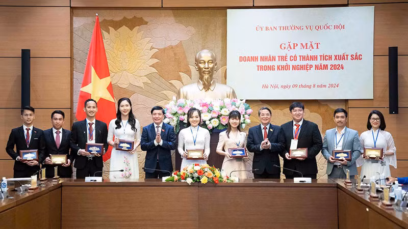 Chủ tịch Quốc hội Nguyễn Đức Hải tặng quà các doanh nhân trẻ. (Ảnh: Báo đại biểu nhân dân)