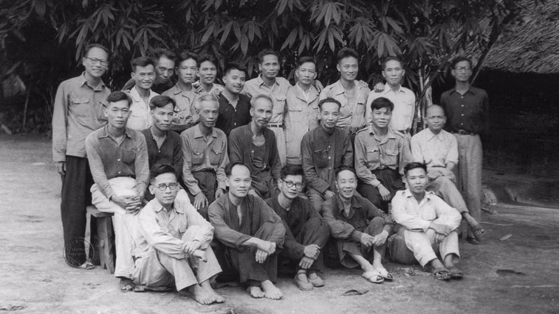 Chủ tịch Hồ Chí Minh dự Hội nghị Hội đồng Chính phủ tại Thác Dẫng, Sơn Dương, Tuyên Quang, ngày 6-7/4/1951. Trong ảnh: Đồng chí Đặng Việt Châu ở hàng thứ 3, đứng thứ 4 từ phải sang. (Ảnh gia đình cung cấp)