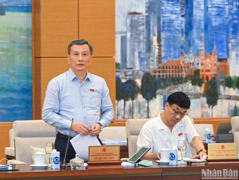 Chủ nhiệm Ủy ban Khoa học, Công nghệ và Môi trường Lê Quang Huy trình bày tóm tắt báo cáo.